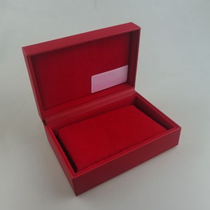 Boîte à montre vintage pour fille en PU rouge avec intérieur en velours et coussin - Product Image 4