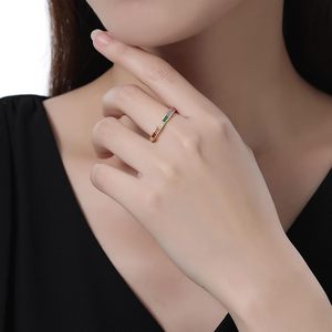 Bague Éternité Hius en Argent Sterling 925 Plaqué Or 18K pour Femme, Sertie de Zircons Cubiques Taille Émeraude Arc-en-ciel, Idéale pour Mariage - Product Image 2