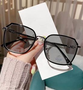 Lunettes photochromiques anti-lumière bleue, noires, vertes, grandes, carrées, irrégulières, avec strass, photo-grises, pour femmes et filles, lunettes changeantes de couleur - Product Image 4