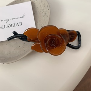 Élégante pince à cheveux torsadée en acétate avec motif floral uni pour femme - Product Image 4