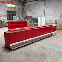 Comptoirs de bar modernes en surface solide rouge de Chine, design haut de gamme, avec étagères, grandes tables de bar pour clubs