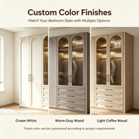 Armoire moderne en bois crème sur mesure avec portes coulissantes à panneaux arqués, éclairage LED intérieur, tiroirs grande capacité
