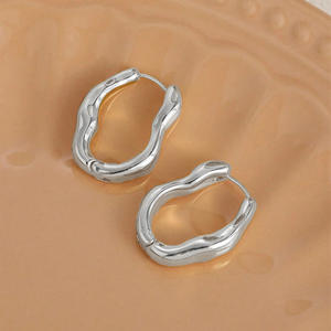 Orecchini a Cerchio in Oro Bianco E4010, Gioielli Unisex alla Moda - Product Image 4