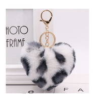 Porte-clés à pompon en forme de cœur avec boule de fourrure et pendentif en peluche