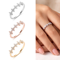 En gros, Bagues empilables délicates de haute qualité en laiton avec fleur de marguerite et zircone cubique, bijoux de doigt tendance pour femmes pour les fêtes
