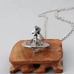 Collar con Colgante OVNI de Cobre y Circonita de la Reina Vivienne, Joyería de Moda Europea y Americana para Mujer, Venta al por Mayor - Product Image 6