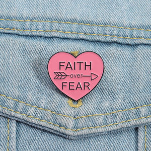 Glaube über Angst Emaille Pin religiöses christliches Zitat Brosche Revers Abzeichen Schmuck Geschenk für Gläubige - Product Image 1