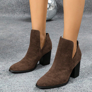 Bottines Chelsea pour femmes en daim à bout pointu et talon épais, style tendance à enfiler - Product Image 1