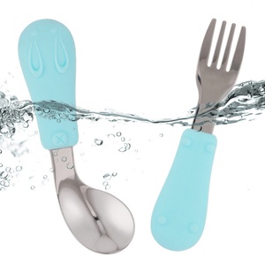 ชุดส้อมช้อนสแตนเลสสำหรับเด็ก พร้อมด้ามจับซิลิโคนเกรดอาหาร สำหรับฝึกทานอาหาร - Product Image 5