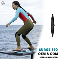 Aile avant en carbone AXIS SURGE 890 835cm² AR 9.50 pour surf foil polyvalent : carving rapide, longue glisse, contrôle réactif, performances optimisées
