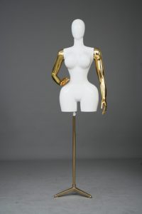 Maniquí de Torso Femenino de Talla Grande con Acabado Galvanizado en Oro y Brazos Desmontables - Product Image 6