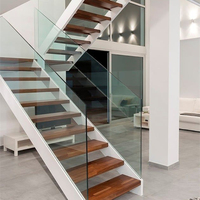 Escalier à double poutre galvanisée avec garde-corps en verre transparent et marches en bois
