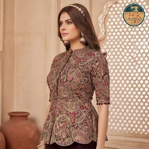 Conjunto de Kurti Corto con Estampado de Vino para Mujer, Pantalones Palazzo Anchos con Corte Acampanado y Dupatta, Ropa India Indo-Occidental - Product Image 3