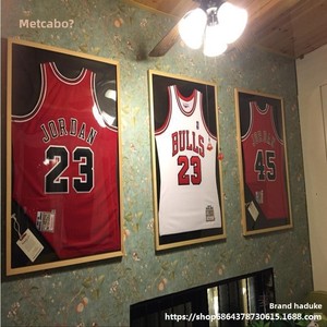 กรอบใส่เสื้อกีฬาแบบ Shadow Box ไม้เนื้อแข็งคุณภาพสูง สีดำแดง ช่องใส่รูป 2 ช่อง ของที่ระลึกสำหรับแฟนคลับ ติดผนัง ของขวัญ จำหน่ายส่ง รับผลิตแบบ OEM ODM - Product Image 5