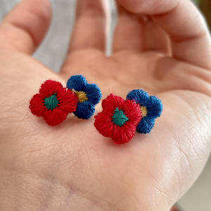 Pendientes de botón con diseño floral de hilo de lino, bonitos pendientes colgantes de moda para mujer, patrón cosido colorido en rojo y azul - Product Image 4