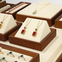 Ensemble de présentoirs à bijoux en bois et microfibre DIGU pour boutique et exposition, fabricant de présentoirs à bagues sur mesure