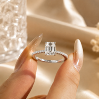Bague de fiançailles élégante et luxueuse en argent sterling 925 personnalisée avec pierre centrale en moissanite taille émeraude, bijoux de mariage pour femme