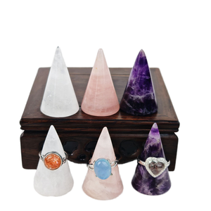 Soporte de exhibición de alta calidad para anillos de joyería con bola de cuarzo rosa pulido y torre de amatista - Product Image 1