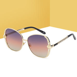 Gafas de Sol de Moda con Pedrería para Mujer, Forma de Mariposa, Protección UV400, Lentes de PC, Montura Negra C2, Dorado Gris, Estilo para Viajes y Conducción - Product Image 3