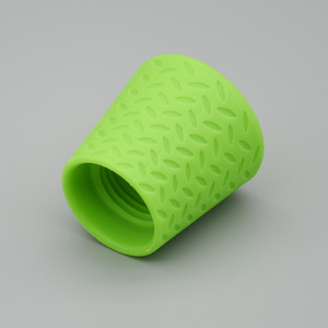 2025 nouveau luxe écologique Flexible sans BPA Silicone Pet douche pulvérisateur intelligent douche extérieure pour chiens s'adapte à la plupart des bouteilles d'eau - Product Image 3