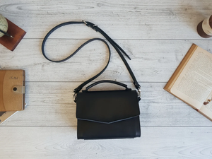 Sac bandoulière en cuir noir fait main pour femme, petit sac à main personnalisé en cuir, cadeau pour elle - Product Image 5