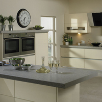 Armoires de cuisine modernes en MDF avec finition stratifiée blanche brillante, évier en acier inoxydable et design écologique