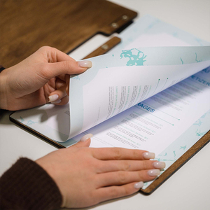 कस्टम उत्कीर्ण कवर डीलक्स स्टाइलिश रेस्तरां मेनू धारक हार्डकवर लकड़ी के मेनू धारक हार्डकवर लकड़ी के मेनू धारक - Product Image 3