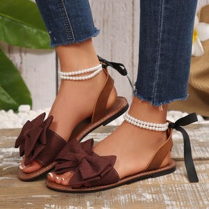 Sandales plates pour femmes à grand nœud, double chaîne de cheville perlée, bout ouvert, ruban en satin à nouer à l'arrière, sandales d'été pour la plage - Product Image 1