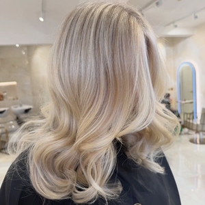 Perruques en cheveux russes de bonne qualité pour femmes, couleur blond clair avec mèches, perruque ondulée avec dentelle frontale sans colle, personnalisable - Product Image 1