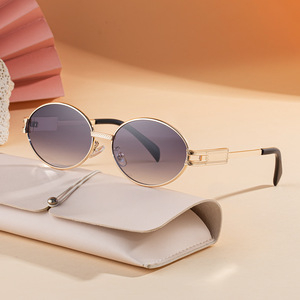 Gafas de Sol Ovaladas de Estilo Europeo Americano para Mujer, Protección UV400, Lentes de PC, Marco de Metal y Plástico, Color Negro, Modernas para Exteriores - Product Image 3