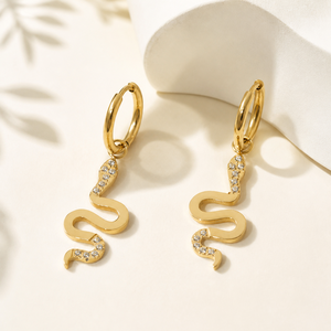 Pendientes colgantes de serpiente de circonita, de acero inoxidable chapado al vacío en oro de 14K, joyería colgante de serpiente curvada - Product Image 1