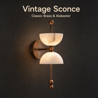 Applique murale LED personnalisée en pierre d'albâtre avec corps en laiton vintage, lumière blanc chaud 3000K à intensité variable pour l'intérieur des chambres d'hôtel