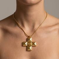 JUSNOVA Collier hypoallergénique en acier inoxydable plaqué or PVD 18K, résistant à l'eau et inaltérable, avec pendentifs croix, crabe, œil porte-bonheur et médaille en forme de haricot