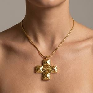 JUSNOVA Collier hypoallergénique en acier inoxydable plaqué or PVD 18K, résistant à l'eau et inaltérable, avec pendentifs croix, crabe, œil porte-bonheur et médaille en forme de haricot - Product Image 5