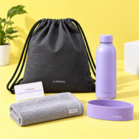 Kit de bienvenue pour les membres du studio de fitness personnalisé : sac à cordon, bouteille de sport, serviette de gym, bandeau, carte de membre, ensemble de logo