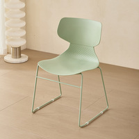 Chaises d'entraînement empilables en plastique avec dossier, polyvalentes pour les réunions, la bibliothèque, la salle à manger et la réception, design concis