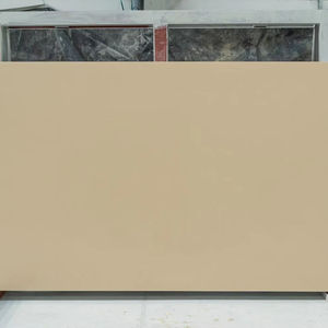 Quartz technique Tan aux tons beiges terreux chauds et finition contemporaine lisse - Product Image 1