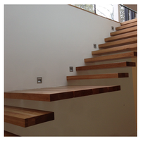 Escalier flottant de luxe, structure en chrome poli, marches en marbre, garde-corps finition or, escaliers de villa haut de gamme