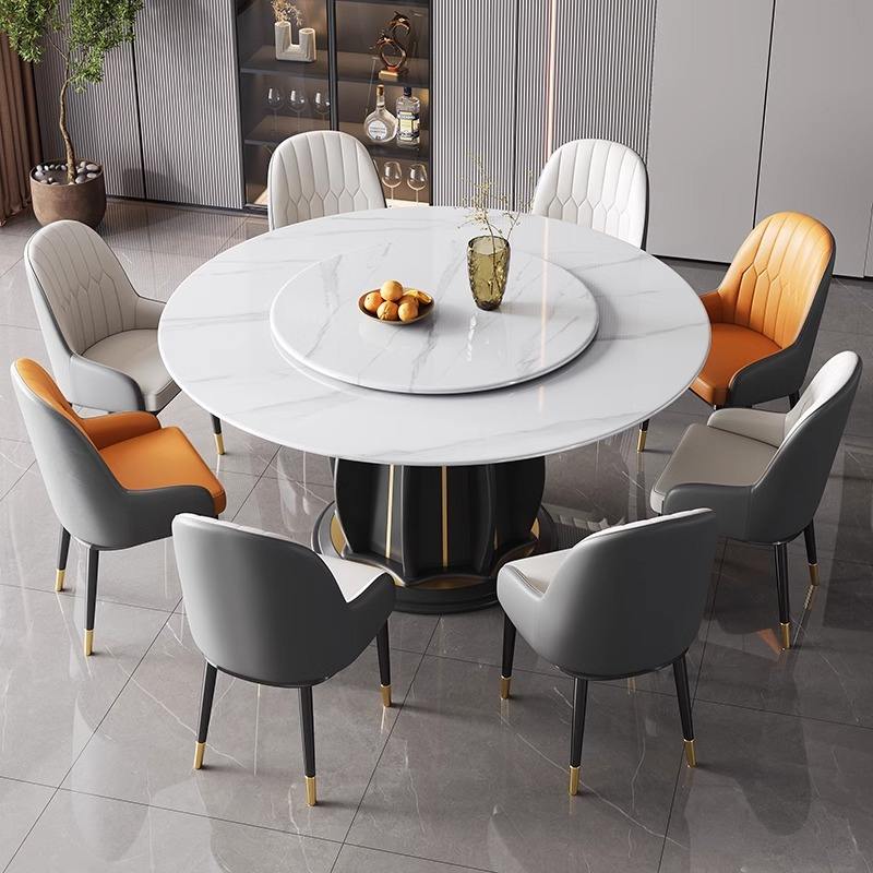 Une table avec quatre chaises
