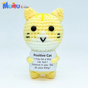 Muñeco de Ganchillo de Gatito Positivo para Apoyo Emocional con Tarjeta, Hecho a Mano de Algodón Leche, Compañero de Escritorio, Regalo Personalizado, Venta al por Mayor, OEM, ODM - Product Image 1