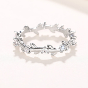 Bague Florale Délicate pour Femme, Bijou de Doigt Minimaliste, Doux et Tendance - Product Image 1