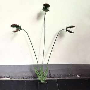Ornement métallique en forme de plante carnivore Piège à mouches de Vénus pour décoration extérieure - Product Image 2