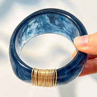 Bracelet jonc superposé créatif en résine acrylique et lucite dorée, style rétro artistique, design français 2026