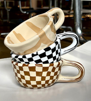Tasse à café en céramique à motif damier irrégulier peinte à la main, avec anse large, pour petit-déjeuner, lait, compatible micro-ondes, pour la maison, le café, ou comme cadeau