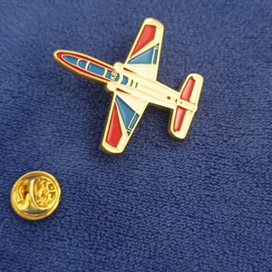 Perni personalizzati in metallo smaltato morbido aereo con spilla, regalo di promozione souvenir di promozione - Product Image 1