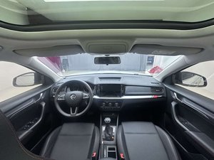 Skoda Kamiq GT 1.5L 2022 d'occasion haut de gamme, modèle premium, intérieur cuir foncé, conduite à gauche, automatique - Product Image 2