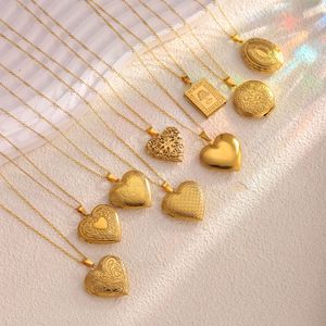 Collana con Ciondolo a Cuore Vintage in Acciaio Inossidabile, Catena a Onda d'Acqua Placcata Oro, Gioiello Raffinato e di Lusso per Signore - Product Image 3