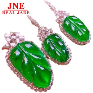 จี้มรกตธรรมชาติชนิดพิเศษจากพม่า สีเขียวสดใสเหมือนน้ำแข็ง รูปทรงใบไม้สีเขียวสดใส ประดับหยกพระพุทธรูป ฝังทองคำ 18K - Product Image 5