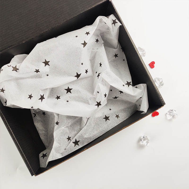 Estrella negra sobre fondo blanco.