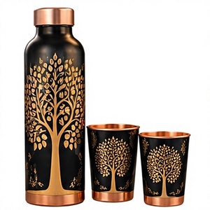 Bouteille d'eau artisanale en cuivre avec 2 tasses, motif arbre, gourde isotherme en métal, ensemble de voyage portable pour boissons - Product Image 1